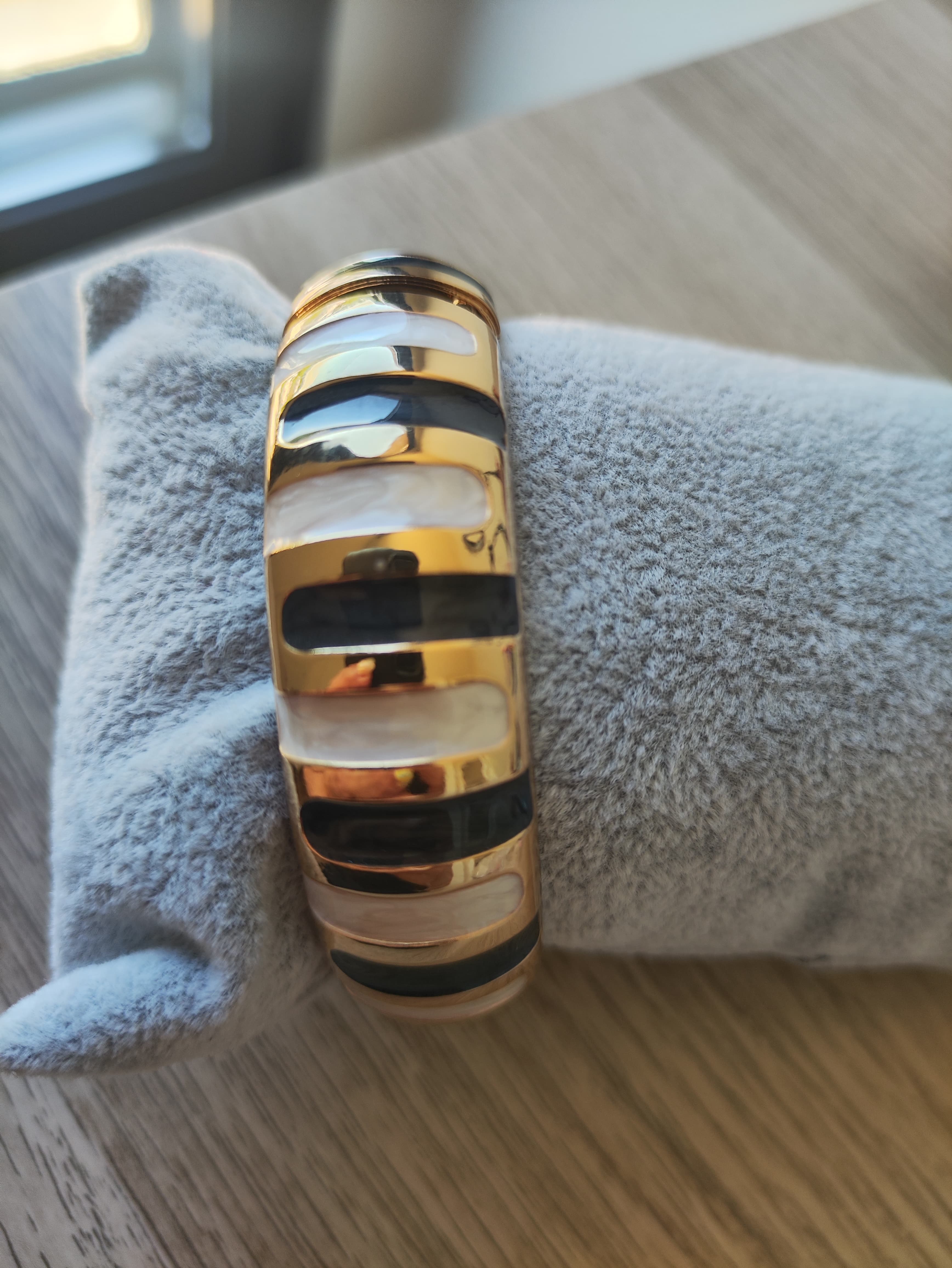 Brazalete Elegance Gold – Acero Inoxidable con Nácar Blanco y Negro