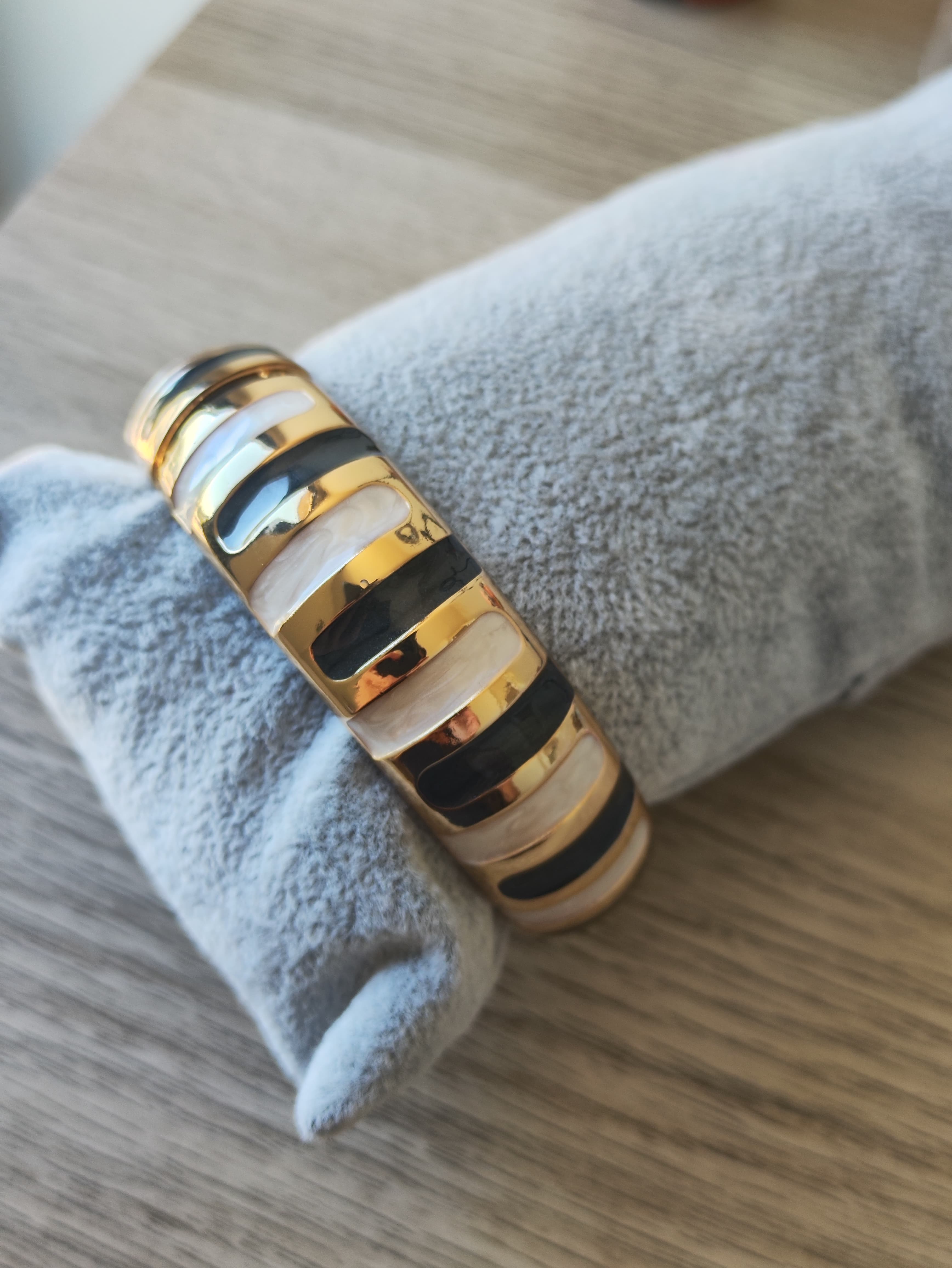 Brazalete Elegance Gold – Acero Inoxidable con Nácar Blanco y Negro